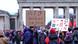 Başkent Berlin'deki Brandenburger Tor önünde toplanan göstericiler AfD'nin yasaklanmasını talep etti. Başkent Berlin'deki Brandenburger Tor önünde toplanan göstericiler AfD'nin yasaklanmasını talep etti.