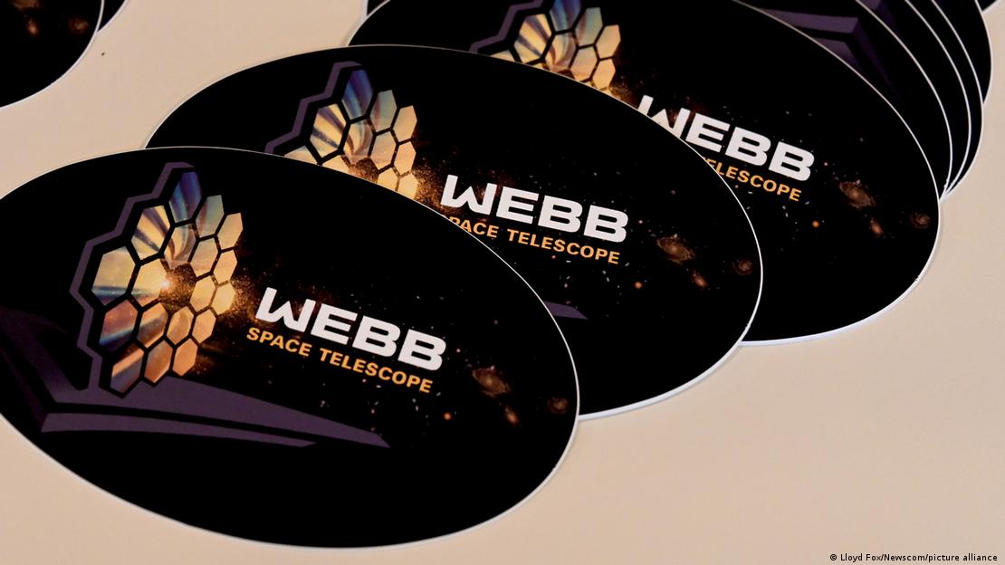 Imagen de unas pegatinas publicitarias del telescopio James Webb.