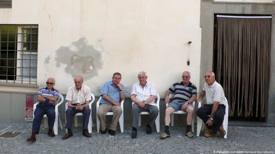 Un grupo de hombres de avanzada edad en Millesimo, Italia.