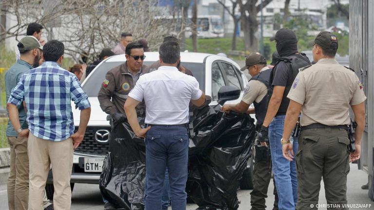 Policía de Ecuador trasladan el cuerpo del fiscal César Suárez, asesinado el 17.01.2024.