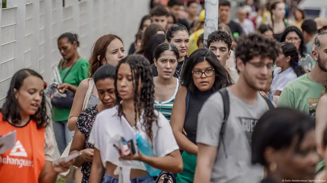 Alunos brasileiros chegam para fazer prova do Enem, em Brasília.