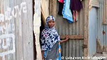 29/10/2023 Eine junge Frau in einem Slum auf Mayotte, dem französischen Überseegebiet. Oktober 2023. 
