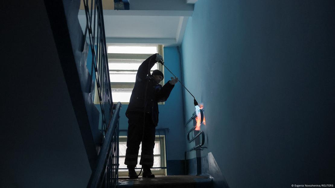 Homem usa espécie de maçarico para aquecer tubulação em escada de  prédio