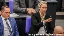 Tino Chrupalla (l), AfD-Bundesvorsitzender und Fraktionsvorsitzender der AfD, und Alice Weidel, Fraktionsvorsitzende der AfD, nehmen an der aktuellen Stunde im Bundestag mit dem Thema Wehrhafte Demokratie gegen Demokratiefeinde und Vertreibungspläne teil. +++ dpa-Bildfunk +++