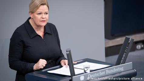 Ministrja e Brendshme, Nancy Faeser (SPD) duke folur në Bundestag