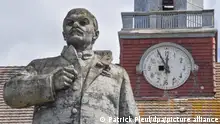 Ein Denkmal des sowjetischen Staatsführers Wladimir Iljitsch Uljanow Lenin steht auf einem ehemaligen Militärgelände vor dem Haus der Offiziere. Das Gelände war Militärturnanstalt (1919), dann Heeressportschule (1933) und ab 1945 das Haus der Offiziere.