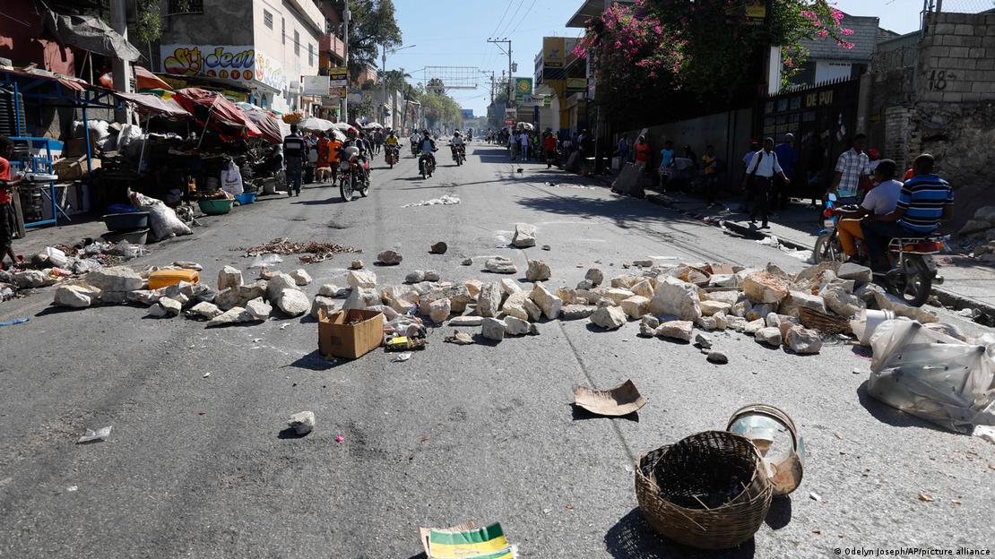 Una calle bloqueada con piedras y desechos en Puerto Príncipe. 
