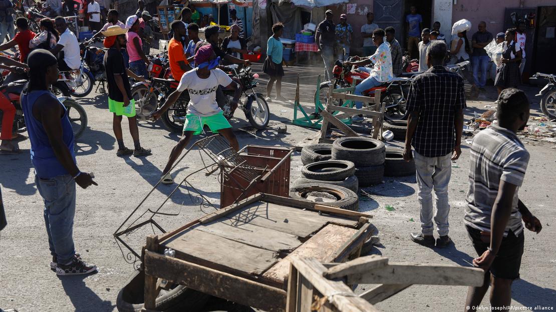 Manifestantes levantan barricadas en protesta contra el gobierno y la inseguridad que impera en Puerto Príncipe.