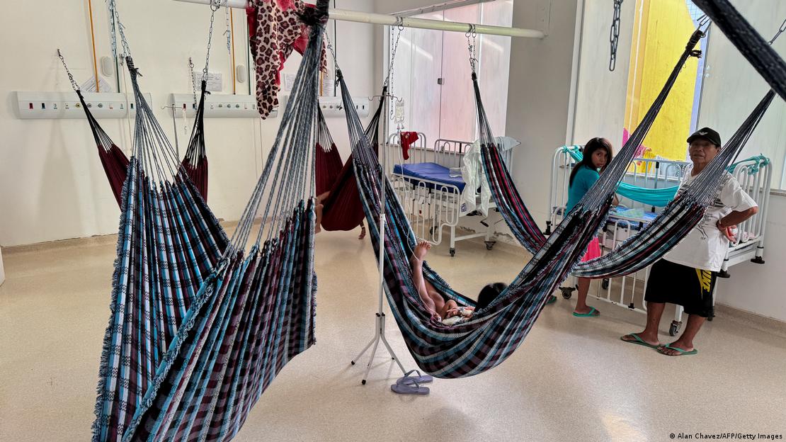 Indígenas deitados em redes em hospitais em Boa Vista