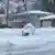 Un residente quita la nieve en su vecindario de East Amherst, condado de Erie, estado de Nueva York.