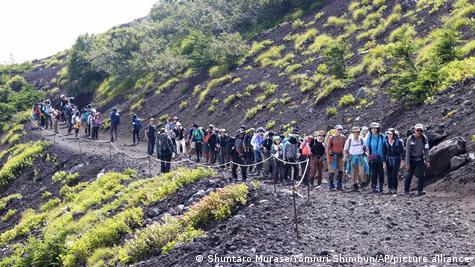 Japan: Mount Fuji plans to limit climbing this summer – DW – 01/20
