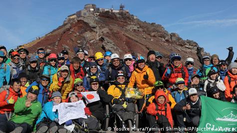 Japan: Mount Fuji plans to limit climbing this summer