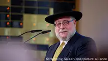 03.11.2022+++ Düsseldorf - Oberrabiner Pinchas Goldschmidt spricht bei der Verleihung der Josef-Neuberger-Medaille 2022 an H.-J. Watzke in der Synagoge. Er wurde für seine Verdienste im Kampf gegen Antisemitismus ausgezeichnet.