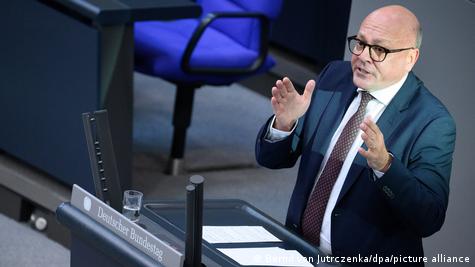 Zëdhënësi i grupit parlamentar CDU/CSU në Bundestag, Alexander Throm, duke gjestikuluar në pultin e Bundestagut