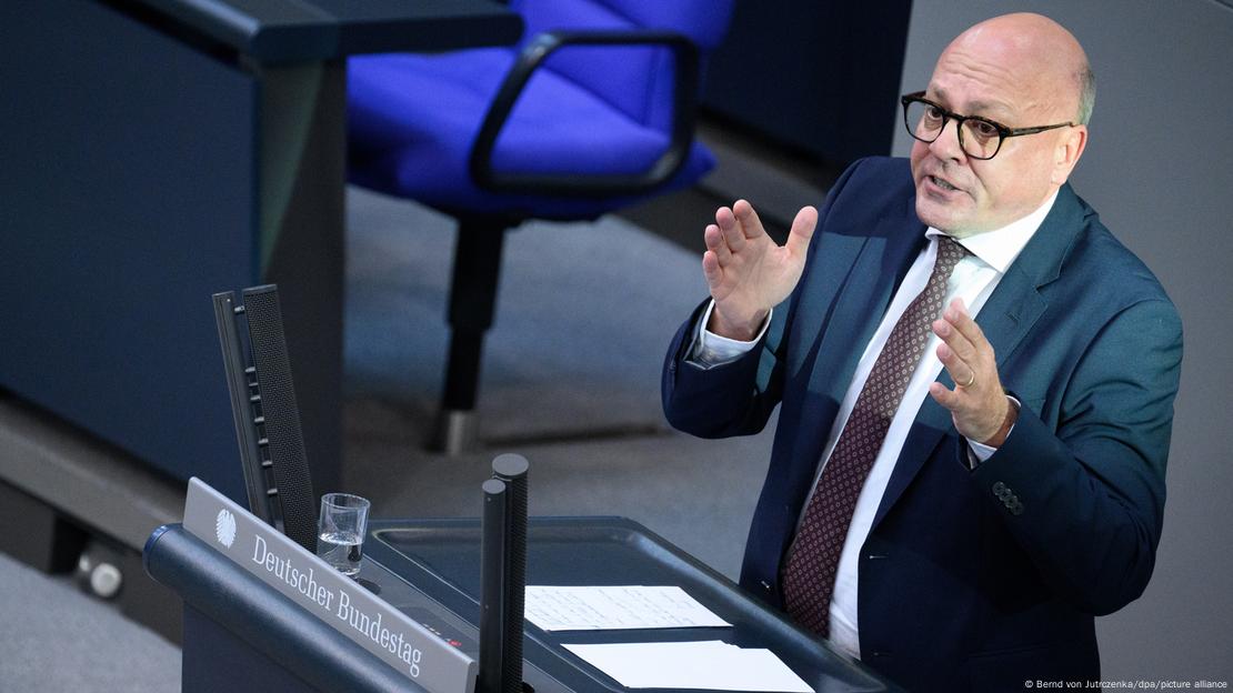 Zëdhënësi i grupit parlamentar CDU/CSU në Bundestag, Alexander Throm, duke gjestikuluar në pultin e Bundestagut Zëdhënësi i grupit parlamentar CDU/CSU në Bundestag, Alexander Throm, duke gjestikuluar në pultin e Bundestagut