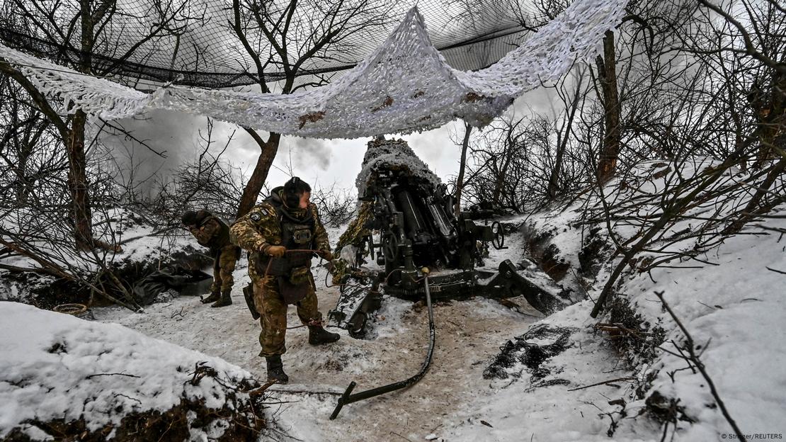 Soldado manipula um obus em paisagem de neve