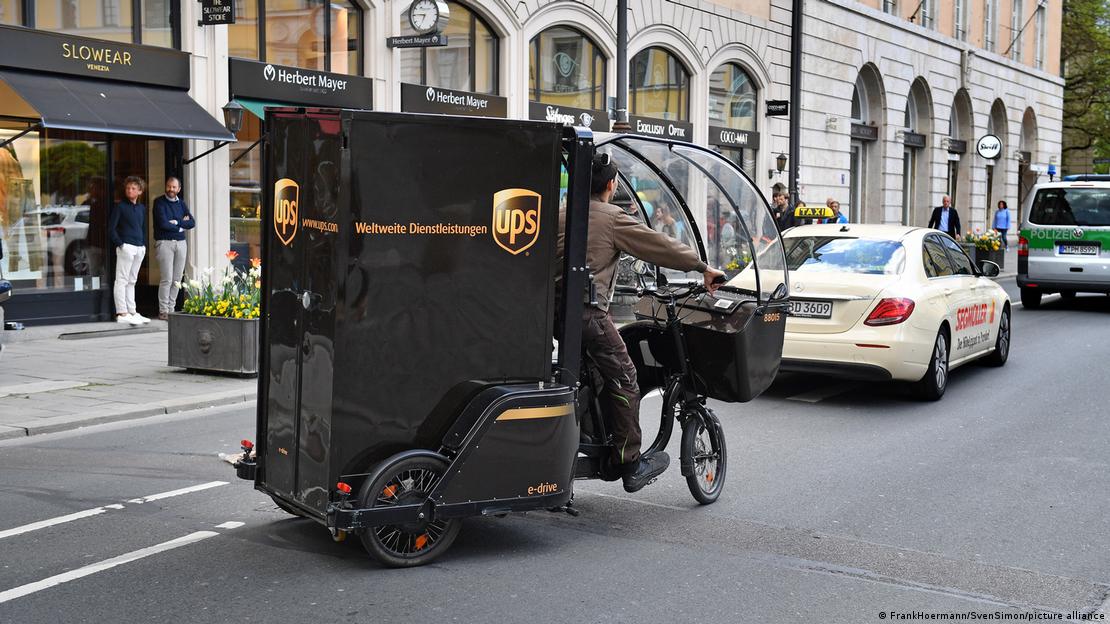 Bicicleta eléctrica de carga para paquetes de la empresa UPS. Bicicleta eléctrica de carga para paquetes de la empresa UPS.