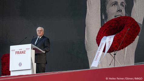 Presidenti i Gjermanisë Frank Walter Steinmeier duke folur në ceremoninë përkujtimore për Franz Beckenbaeur