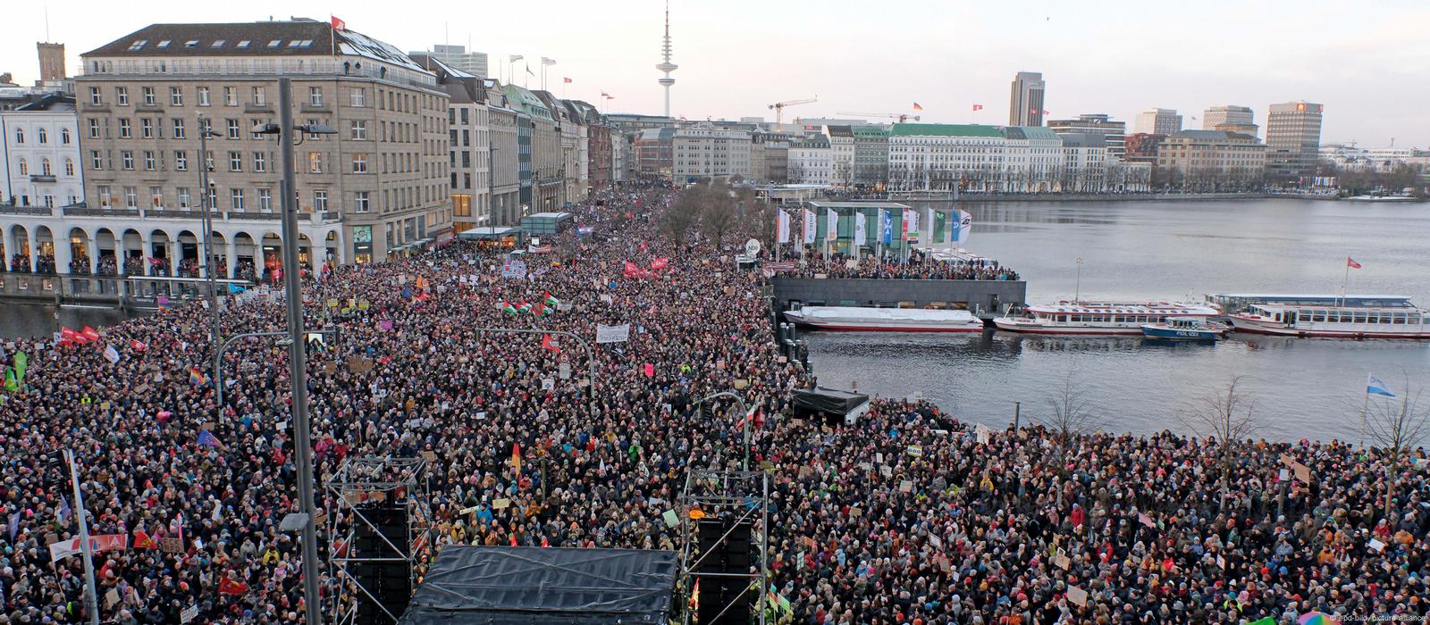 Митинг против АдГ в Гамбурге прервали из-за числа участников – DW –  20.01.2024