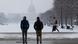 La gente camina en la nieve con temparutas bajo cero grados en el National Mall, cerca del Capitolio de los Estados Unidos en Washington, DC.