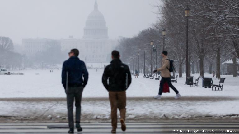 La gente camina en la nieve con temparutas bajo cero grados en el National Mall, cerca del Capitolio de los Estados Unidos en Washington, DC.