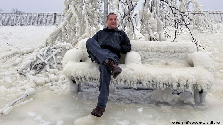 Las temperaturas gélidas dejaron un paisaje urbano cubierto de hielo alrededor de las cascadas en Paterson, Nueva Jersey.