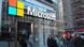 Këmbësorët ecin pranë zyrave të Microsoft në qendër të Manhattanit, New York City. Pamje e godines