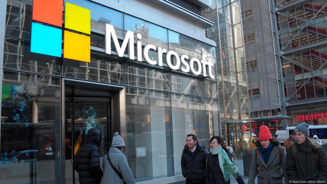 Këmbësorët ecin pranë zyrave të Microsoft në qendër të Manhattanit, New York City. Pamje e godines Këmbësorët ecin pranë zyrave të Microsoft në qendër të Manhattanit, New York City. Pamje e godines