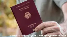 04.08.2023**Ein Mann hält einen Reisepass der Bundesrepublik Deutschland in der Hand. Dokument der Europäischen Union