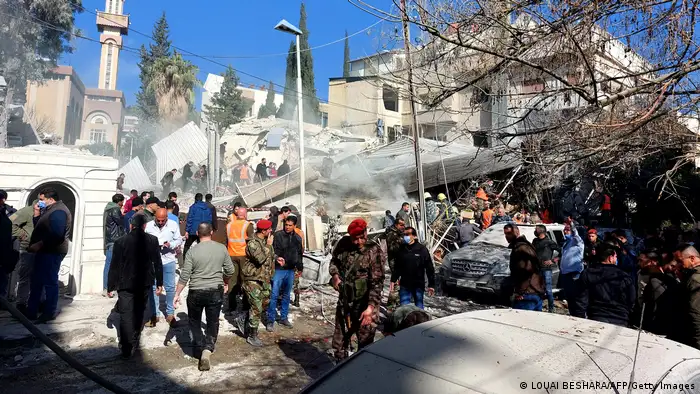 来自与叙利亚当局及伊朗关系密切组织的消息人士对路透社表示，这幢遇袭的多层建筑被“精准定向的以色列导弹”夷为平地