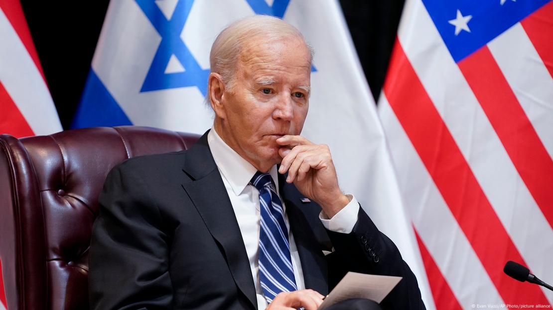 US-Präsident Joe Biden nachdenklich in einem gepolsterten Sessel vor der US-Flagge und der israelischen Flagge bei einem Auslandsbesuch