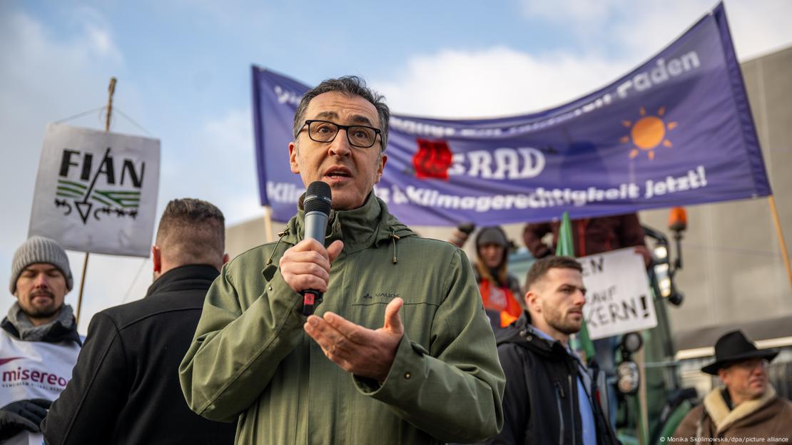 Gıda ve Tarım Bakanı Cem Özdemir bir etkinlikte konuşurken gözüküyor. 