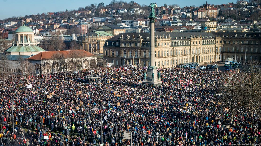 A square in Stuttgart full of people protesting against far-right extremism