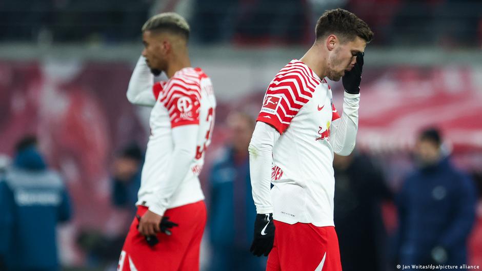 Benjamin Henrichs y Christoph Baumgartner se lamentan tras el partido contra Bayer Leverkusen en la Bundesliga