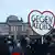 Deutschland, vor dem Brandenburger Tor in Berlin: Menschenmenge bei Demo, im Vordergrund ein herzförmiges Plakat "Gegen Rechts"