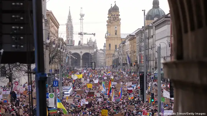 周末，德国多个城市爆发大规模反右集会。图为慕尼黑的集会场面。