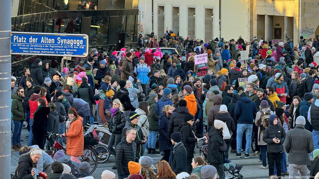 Deutschland Demo gegen Rechtsextremismus | Freiburg im Breisgau: Menschenmenge,  vorn: Straßenschild "Platz der alten Synagoge"