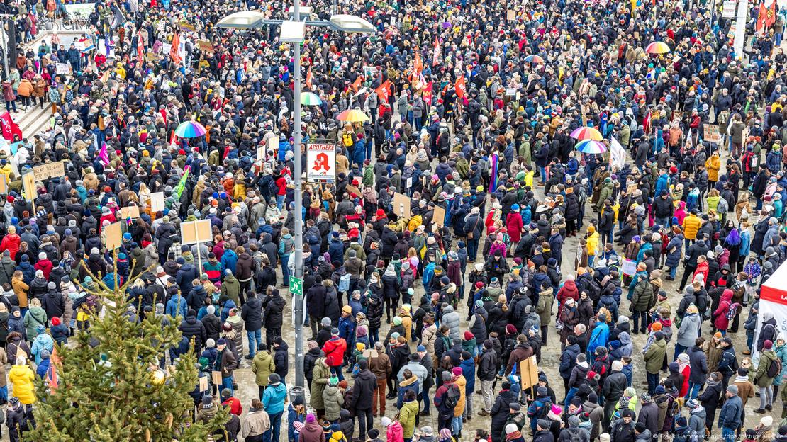 Deutschland Demo gegen Rechtsextremismus | Menschenmenge auf Platz in Cottbus  