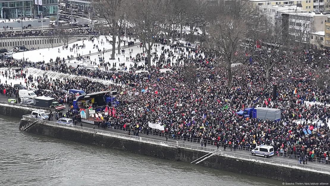 Deutschland Demo gegen Rechtsextremismus: große Menschenmenge auf Fläche am Kölner Rheinufer