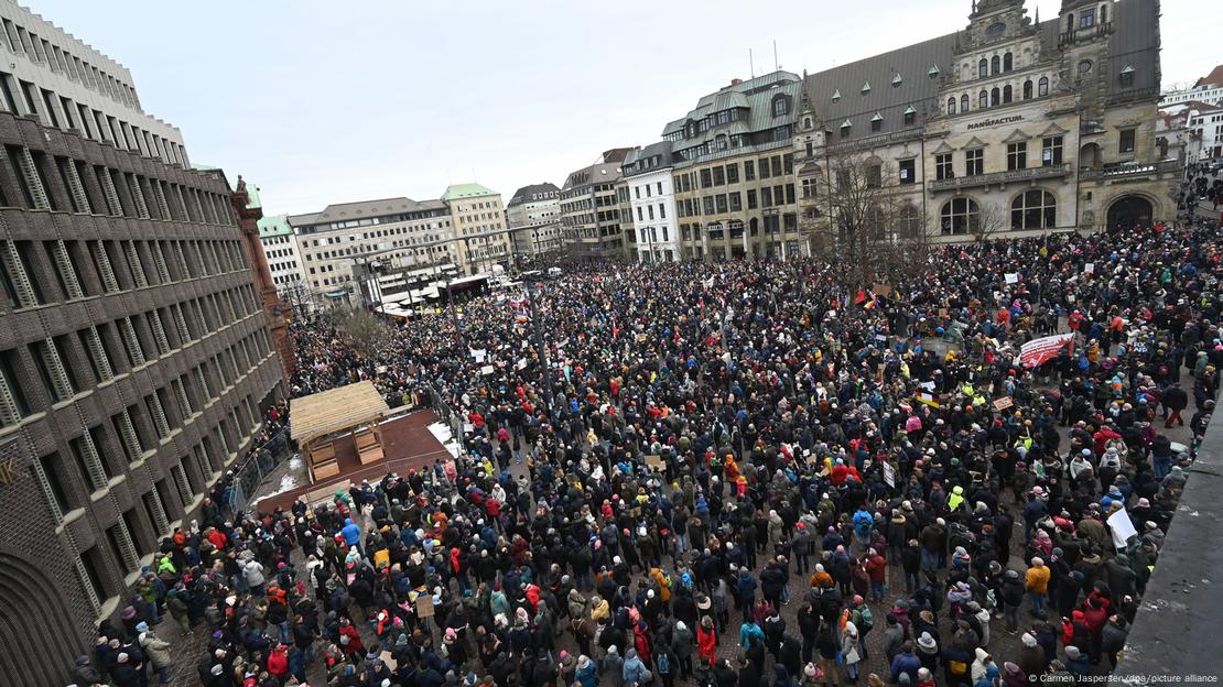 Bremen, Deutschland, Demo gegen Rechtsextremismus: große Menschenmenge auf Platz in Innenstadt