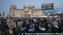 Demonstranten bei der Demo - Demokratie verteidigen - Zusammen gegen Rechts - , vor dem Reichstag Berlin, 21.01.2024. Faschismus ist keine Alternative, AfD