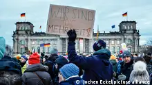 Berlin, 21.01.2024 - Rund 100.000 Menschen haben sich am Sonntag vor dem Bundestag zum Protest gegen die AfD und gegen Rechtsextremismus versammelt.