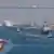 Ракетный крейсер Вооруженных сил США, проплывающий под мостом Дружбы во время прохождения корабля через Суэцкий канал