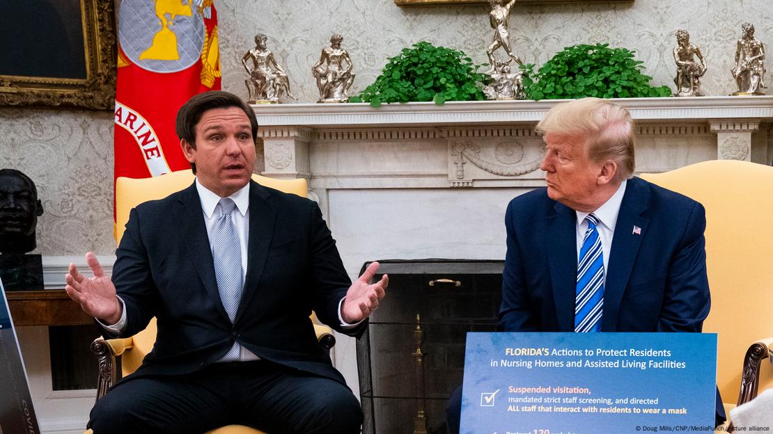 Der damalige US-Präsident Donald Trump und Floridas Gouverneur Ron DeSantis nebeneinander bei einem Treffen im April 2020 im Weißen Haus in Washington 