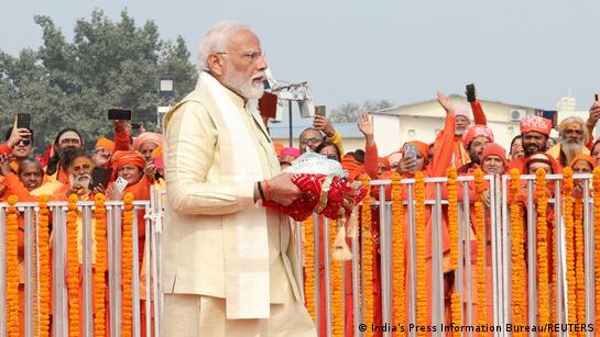 India: Modi inaugurates controversial Ayodhya temple – DW – 01/22/2024