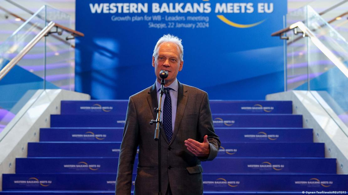 Drejtori i Përgjithshëm për Zgjerim i Bashkimit Evropian, Gert Jan Koopman  para mikrofonit