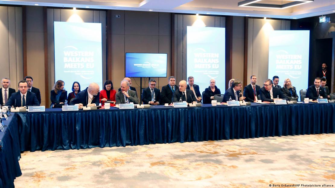 Samiti BE-Ballkan Perëndimor në Shkup, 22 janar 2024, tavolina me mbulesa blu, në radhë të gjithë kryeministrat e krerët e shteteve nga Ballkani dhe BE