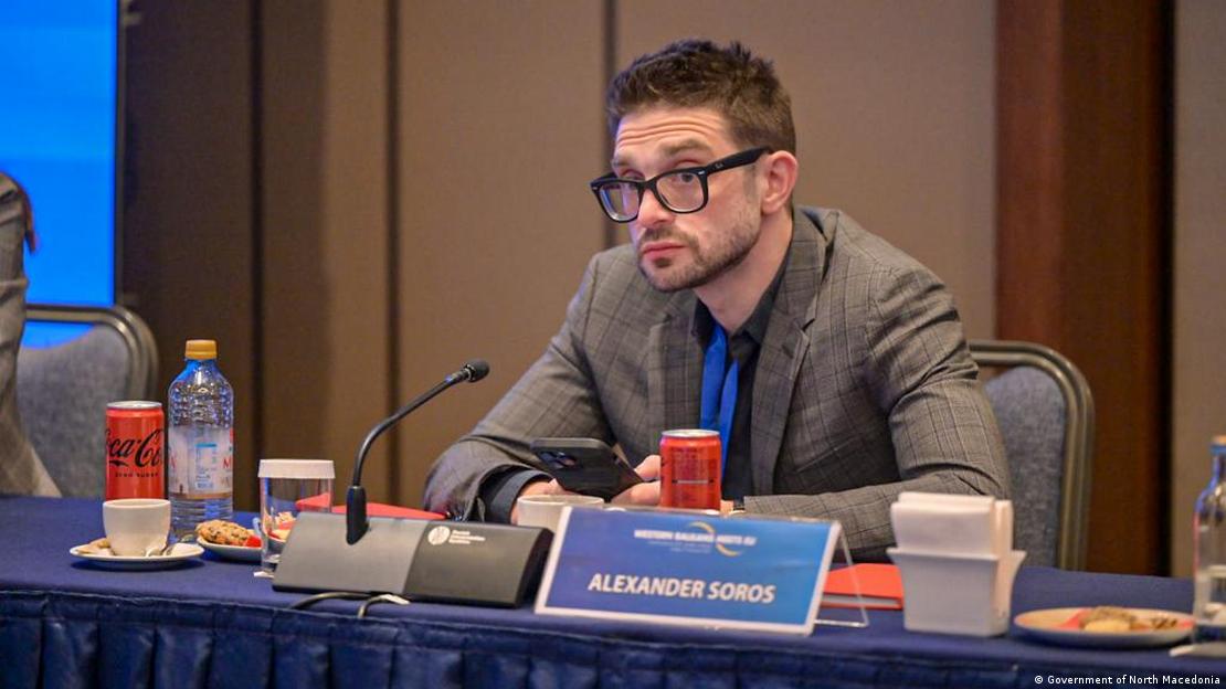 George Soros'un oğlu Alexander Soros, Kuzey Makedonya'nın başkenti Üsküp'teki bir panelde konuşmacı olarak masada otururken