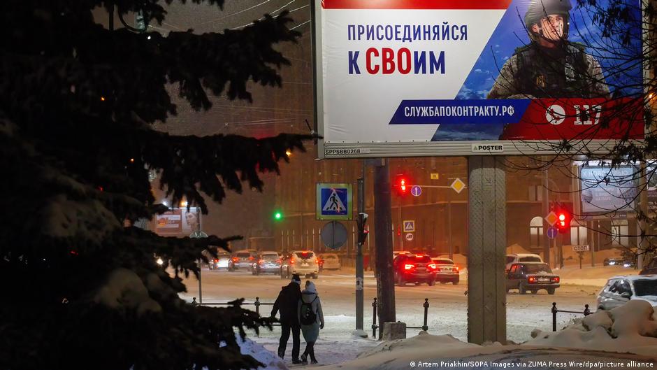 „Pridružite se svojima“: „Pridružite se svojoj vojsci“ piše na bilbordu kojim se reklamiraju ruske oružane snage