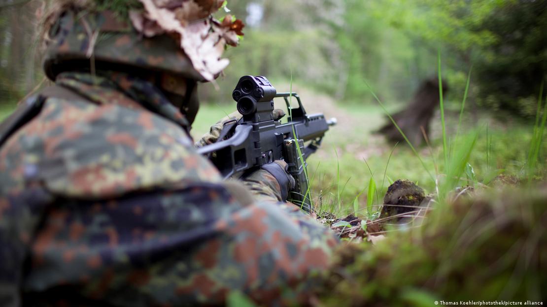 Bir Alman askeri, G36 piyade tüfeği ile açık arazide atış talimi yapıyor - (19.05.2010)
